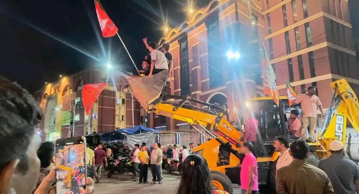 समर्थकों ने लहराया भाजपा का झंडा, महुआ मोइत्रा बोलीं परिवर्तन का असली रूप सामने आया...