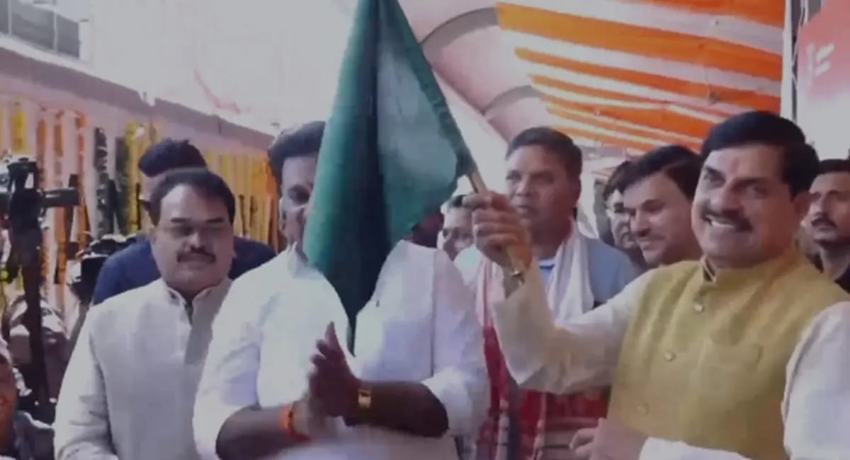 CM ने रानी कमलापति स्टेशन से दिखाई हरी झंडी, 1100 श्रद्धालु करेंगे दर्शन