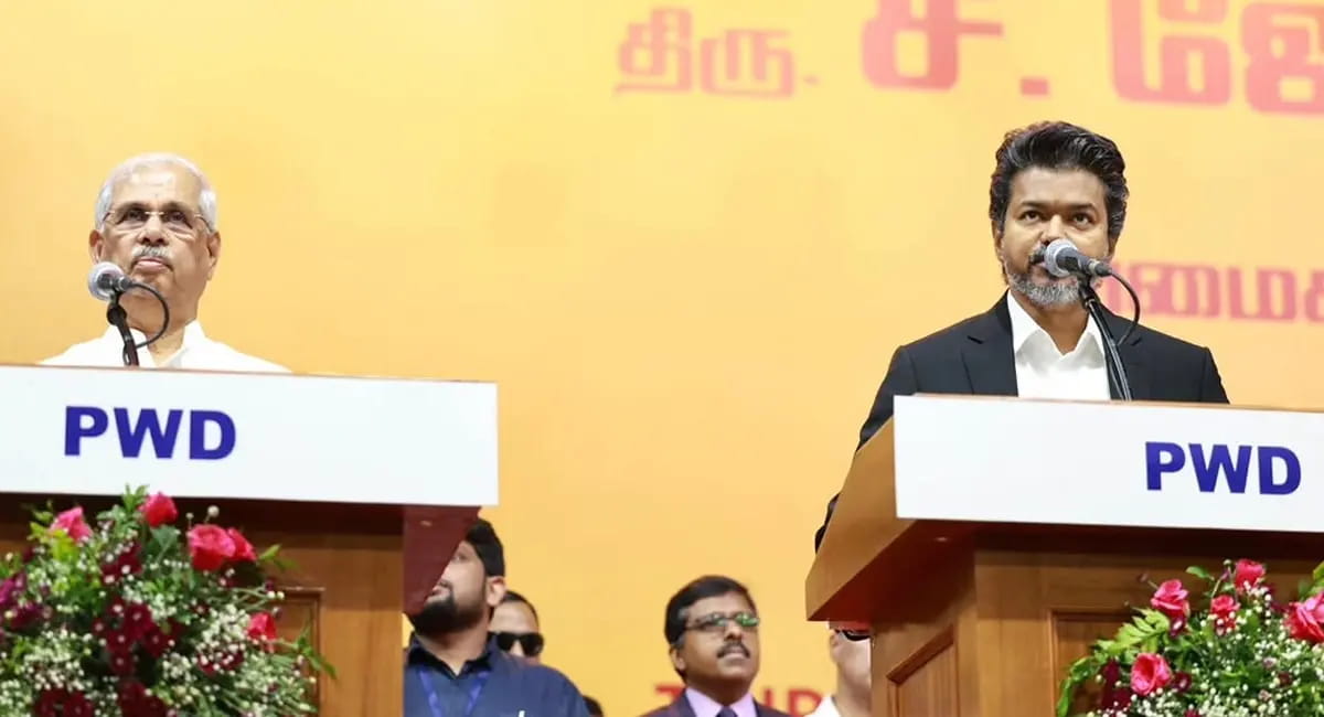 विजय ने पारंपरिक कपड़ों को छोड़ पेंट शर्ट में ली शपथ, राज्यपाल ने टोका, पढ़े 4 वायरल मोमेंट्स