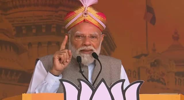 बेंगलुरु से कांग्रेस पर बरसे पीएम मोदी, बोले- सत्ता बदली तो DMK की पीठ में छुरा घोंप दिया, पार्टी झूठी गारंटी पर टिकी