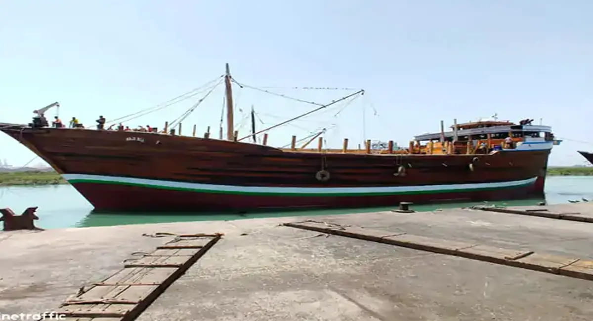 सभी 14 क्रू मेंबर्स सुरक्षित, ड्रोन से हमले की आशंका