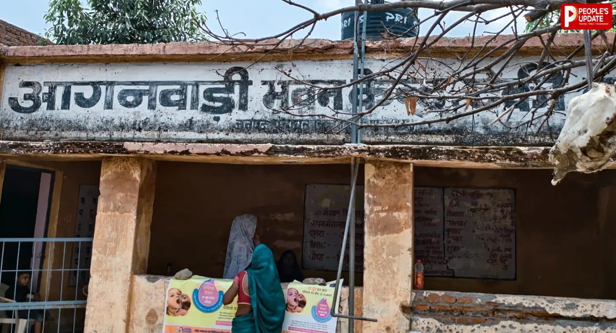 जर्जर आंगनबाड़ी में पढ़ने को मजबूर मासूम, छत टपक रही, दीवारों में दरारें