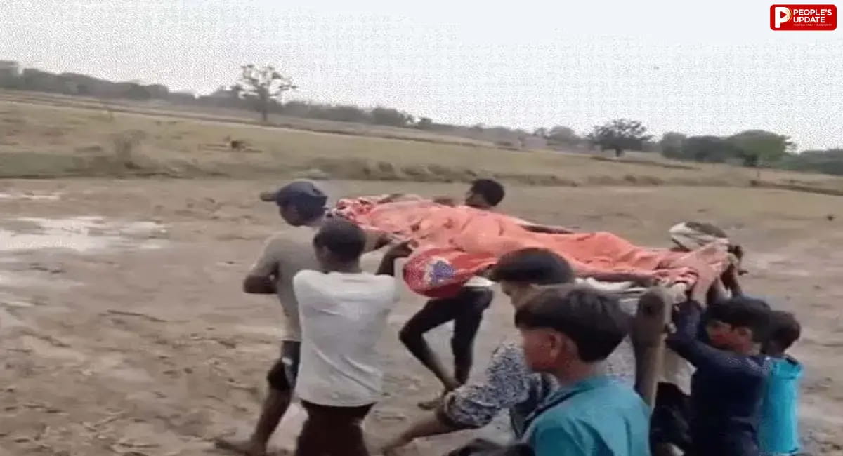 गांव में एंबुलेंस नहीं पहुंची तो खटिया पर ले गए ग्रामीण, आदिवासी महिला की दर्दनाक मौत