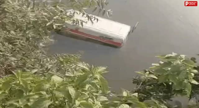 ड्राइवर समेत दो घायल; फिर उठे सुरक्षा इंतजामों पर सवाल