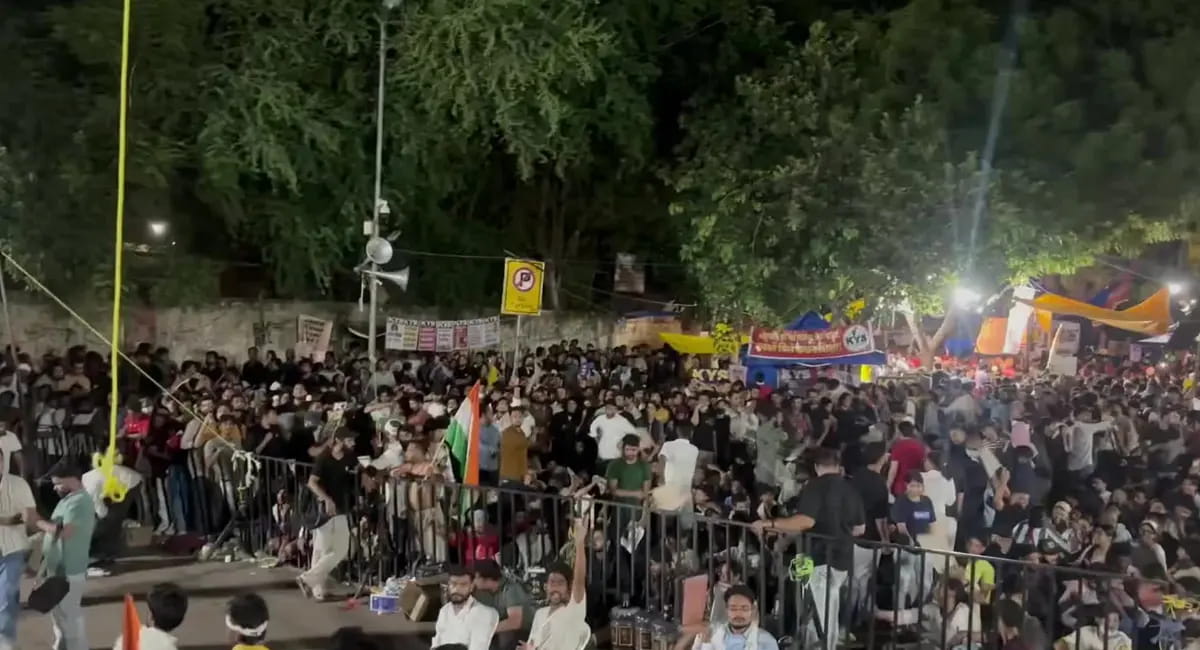 ACP समेत कई घायल, जवाबी कार्रवाई में आंसू गैस के गोले छोड़े