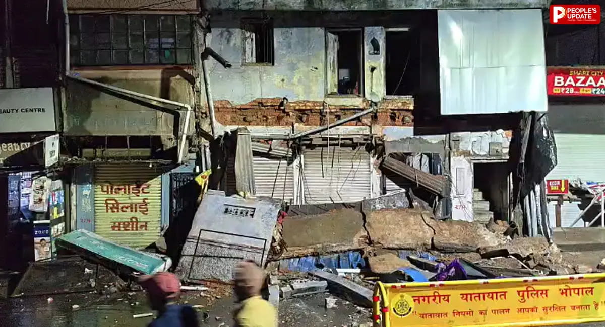कोतवाली के सामने भरभराकर गिरा 90 साल पुराना मकान, बड़ा हादसा टला