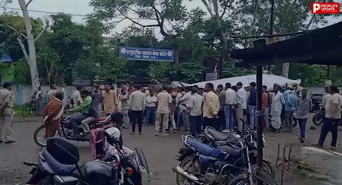 सामुदायिक स्वास्थ्य केंद्र में युवक की मौत के बाद हंगामा, परिजनों ने शव रखकर किया चक्काजाम
