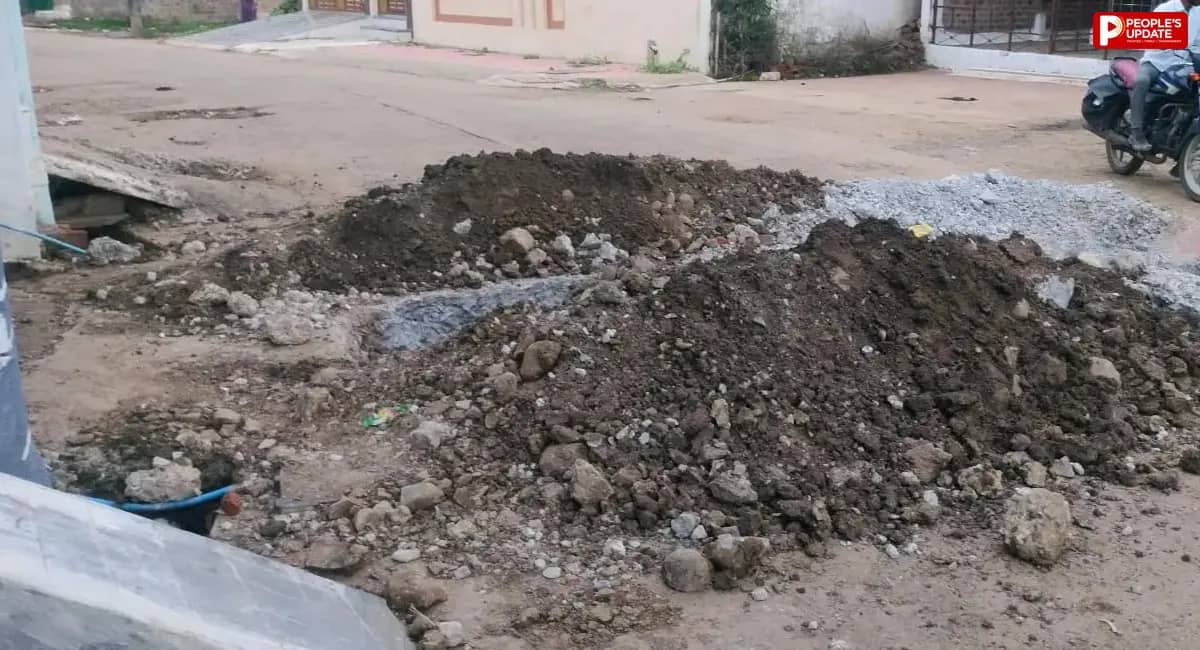 मुख्य सड़क पर खुले गहरे गड्ढों से हादसे का खतरा