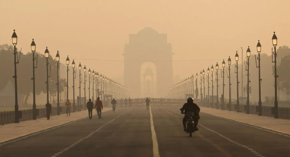 दिल्ली में सांस लेना मुश्किल! पेट्रोल पंप से लेकर ऑफिस तक बदले नियम
