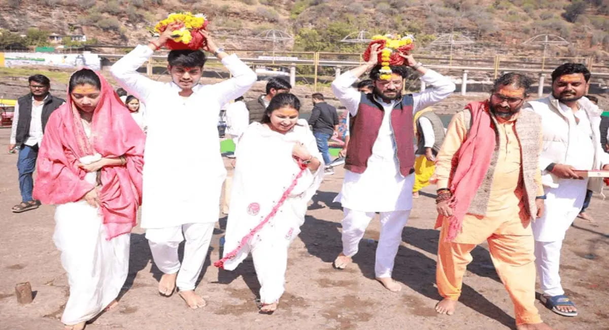 नर्मदा परिक्रमा पर निकले डॉ. अभिमन्यु-डॉ. इशिता
