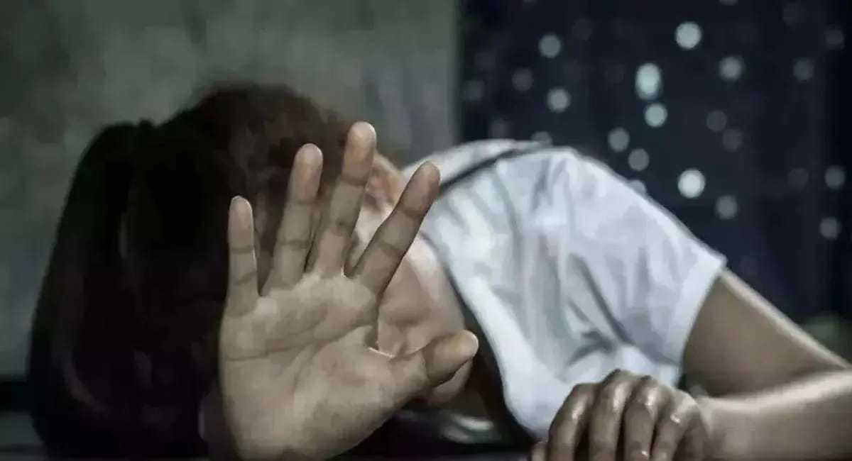 पहले बलात्कार, फिर पेड़ से बांधकर काटे बाल