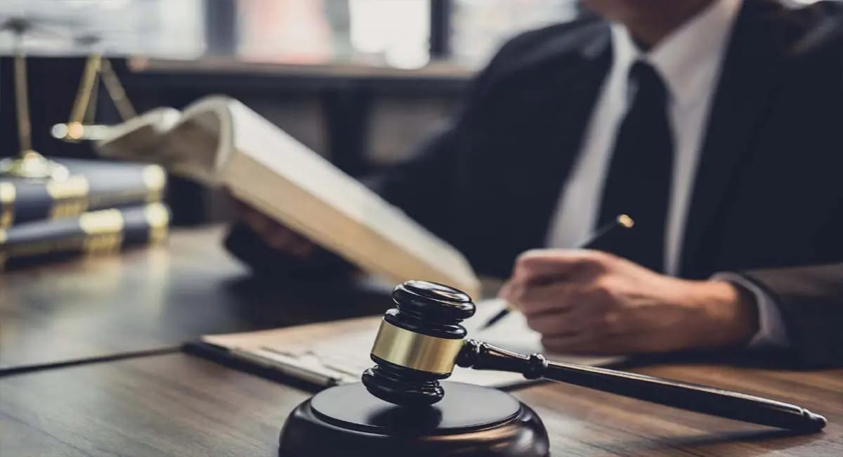 क्या बिना वकील के भी केस लड़ा जा सकता है? क्या कहता है कानून?