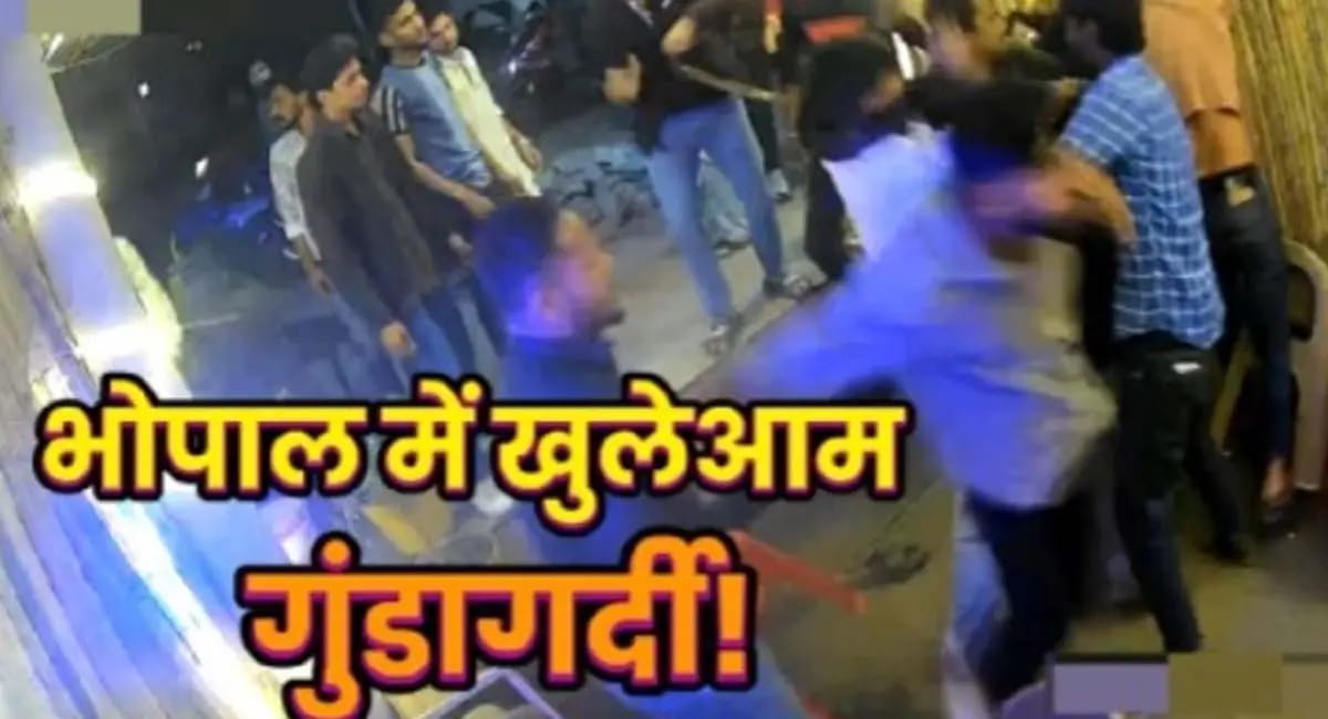 कैफे में घुसकर 15 गुंडों ने किया तांडव, युवक का फोड़ा सिर,VIDEO VIRAL