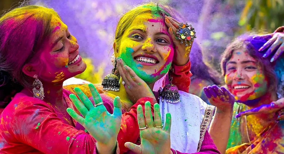 किसने लगाया पहला रंग? जानिए असली कहानी