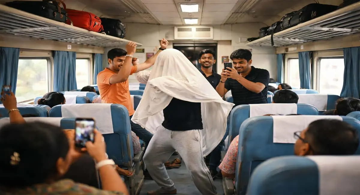 ट्रेन में चादर ओढ़कर नाचने वाले युवकों पर शिकायत दर्ज