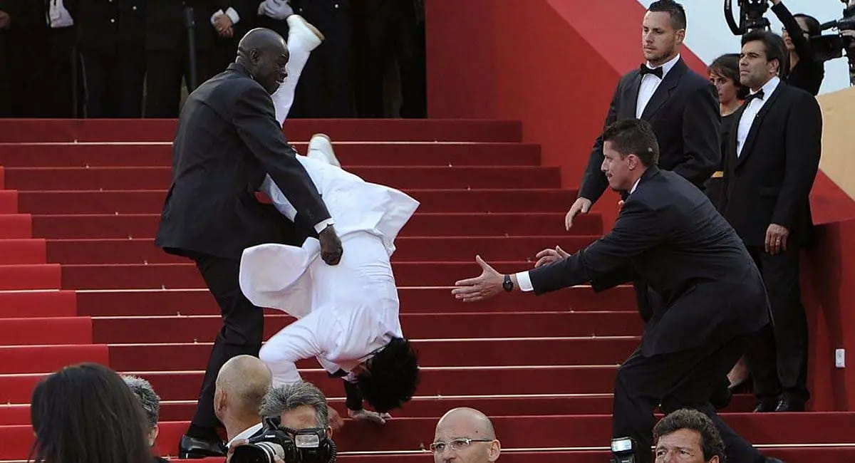 Oscars 2026 में सीढ़ियों से गिरे सुपरस्टार?