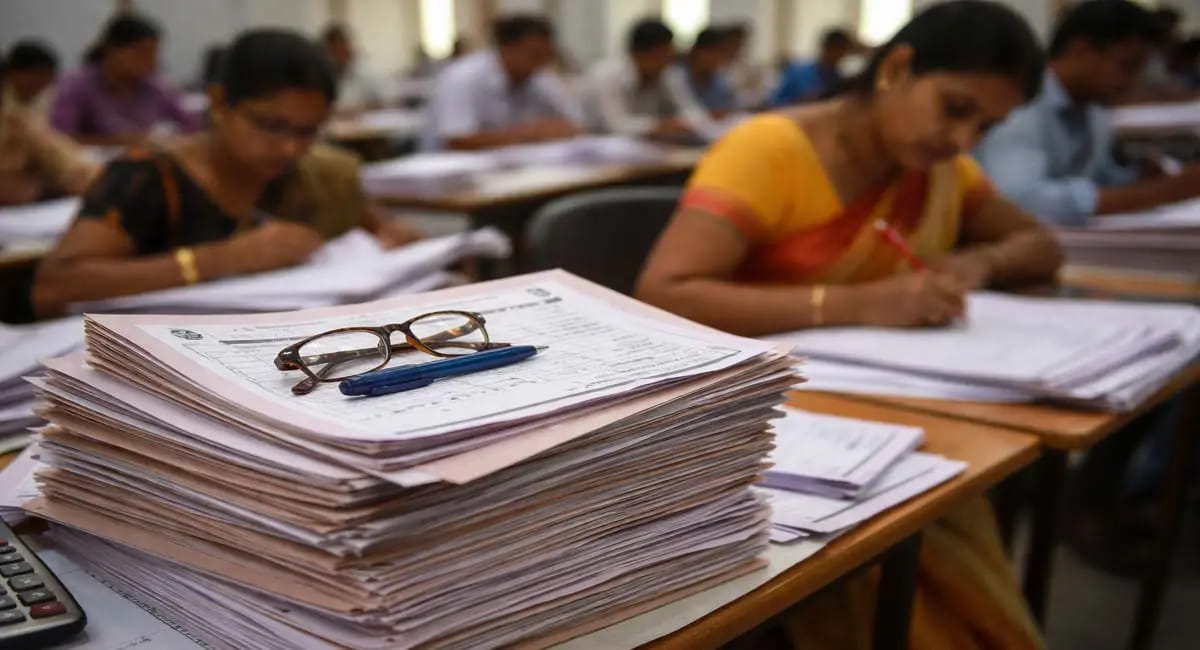 बोर्ड कॉपी चेकिंग की बातें शेयर की तो कार्रवाई तय