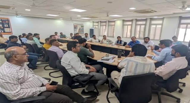 मेडिकल टीचर्स ने किया पेन डाउन आंदोलन, भर्ती प्रक्रिया पर जमकर विरोध