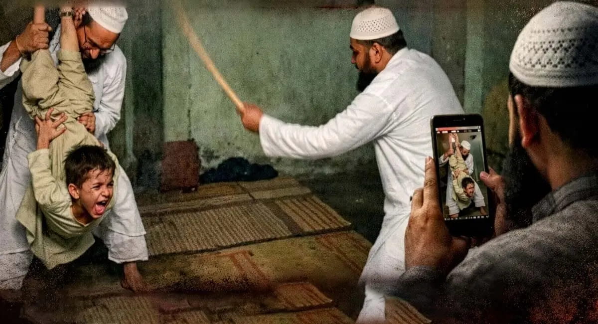 1 मिनट में बरसाए 42 डंडे, मासूम को उल्टा लटकाकर पीटा, देखें VIDEO