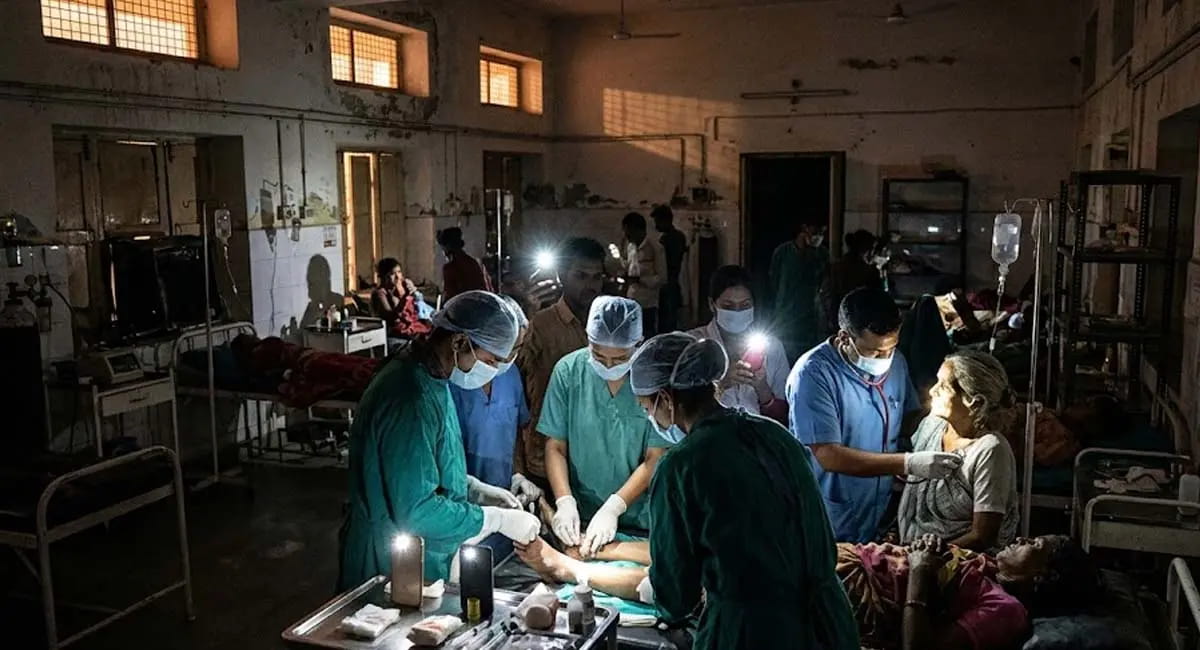 मुरैना अस्पताल में मोबाइल टॉर्च से हुआ इलाज, जिम्मेदार कौन?