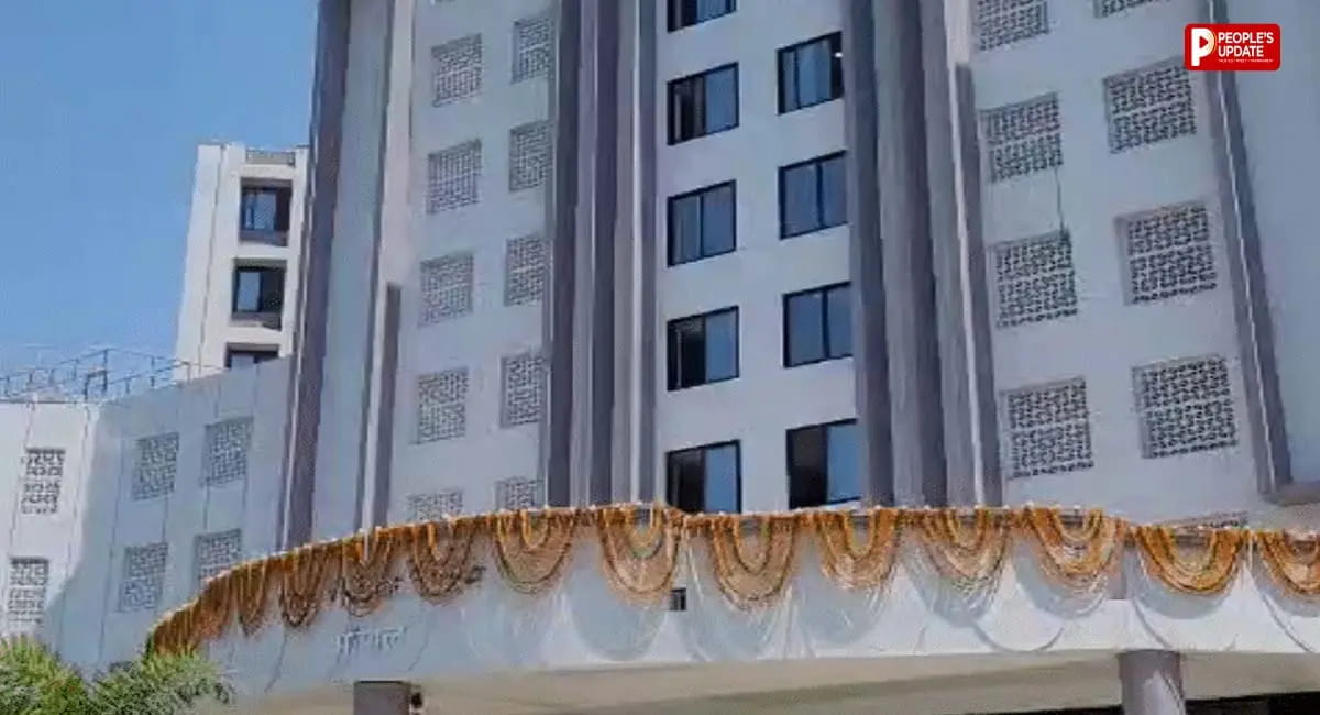 लिफ्ट में आधे घंटे तक फंसी रही महिला, बाहर निकालने में छूटे पसीने!