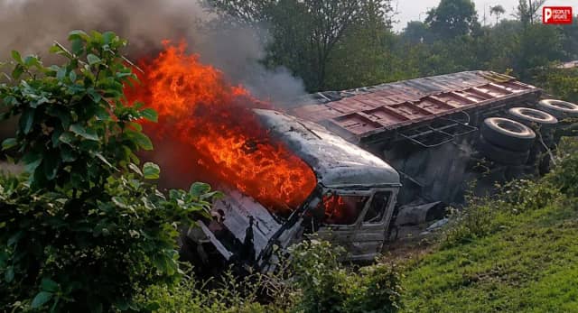 हाईवे पर चावल से भरा ट्रक पलटा, कुछ ही सेकंड में उठीं आग की लपटें, हादसे की जांच में जुटा प्रशासन