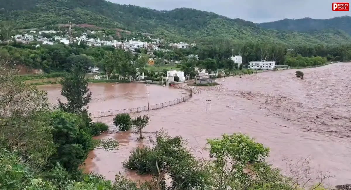 नदियां उफान पर, सड़कें बहीं... राजौरी-पुंछ में फ्लैश फ्लड से 10 की मौत, कई इलाके तबाह