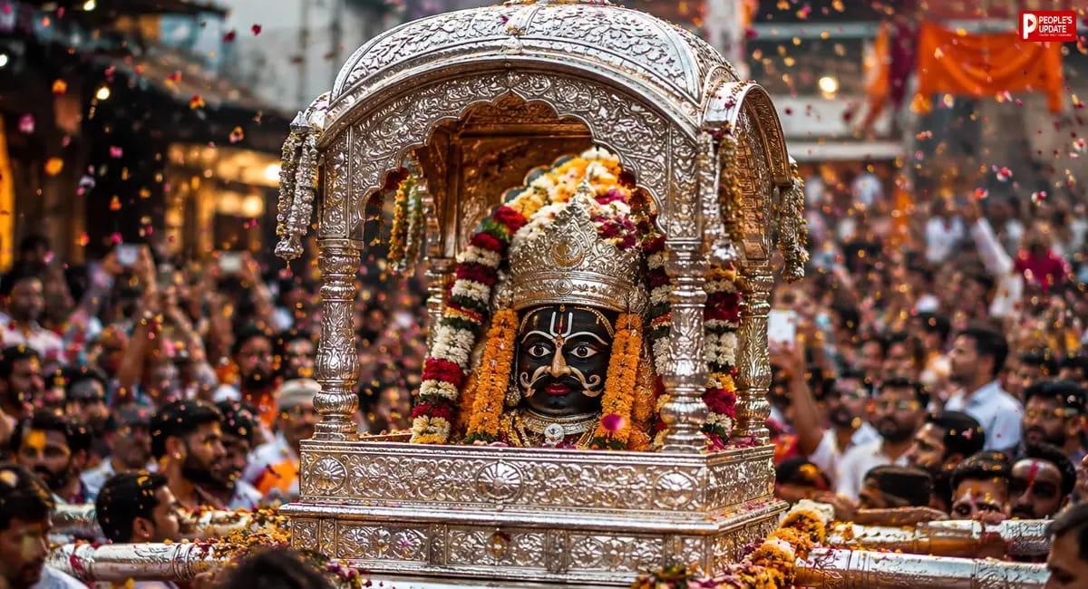 चांदी की पालकी में निकले बाबा, भक्तों ने लगाए 'हर-हर महादेव' के जयकारे