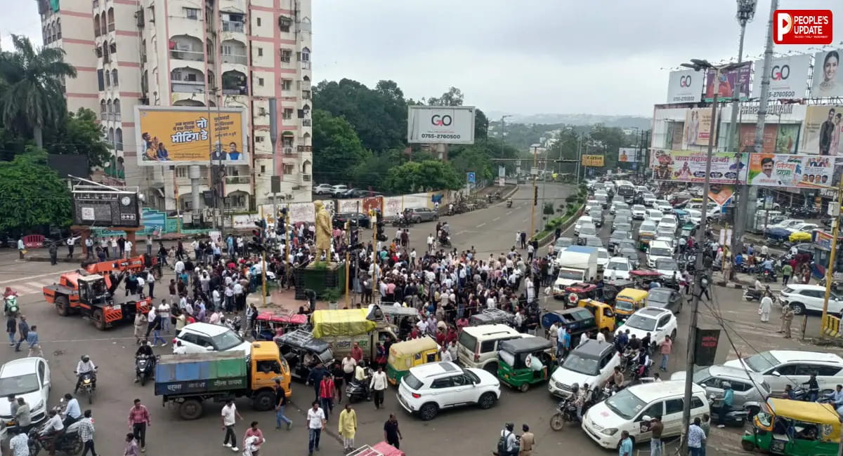 नगर निगम की कार्रवाई से भड़के व्यापारी, रोशनपुरा चौराहे पर किया चक्काजाम, सड़क पर उतरकर जताया विरोध