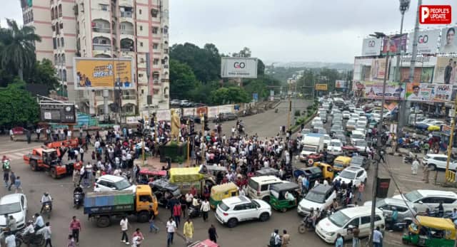 नगर निगम की कार्रवाई से भड़के व्यापारी, रोशनपुरा चौराहे पर किया चक्काजाम, सड़क पर उतरकर जताया विरोध