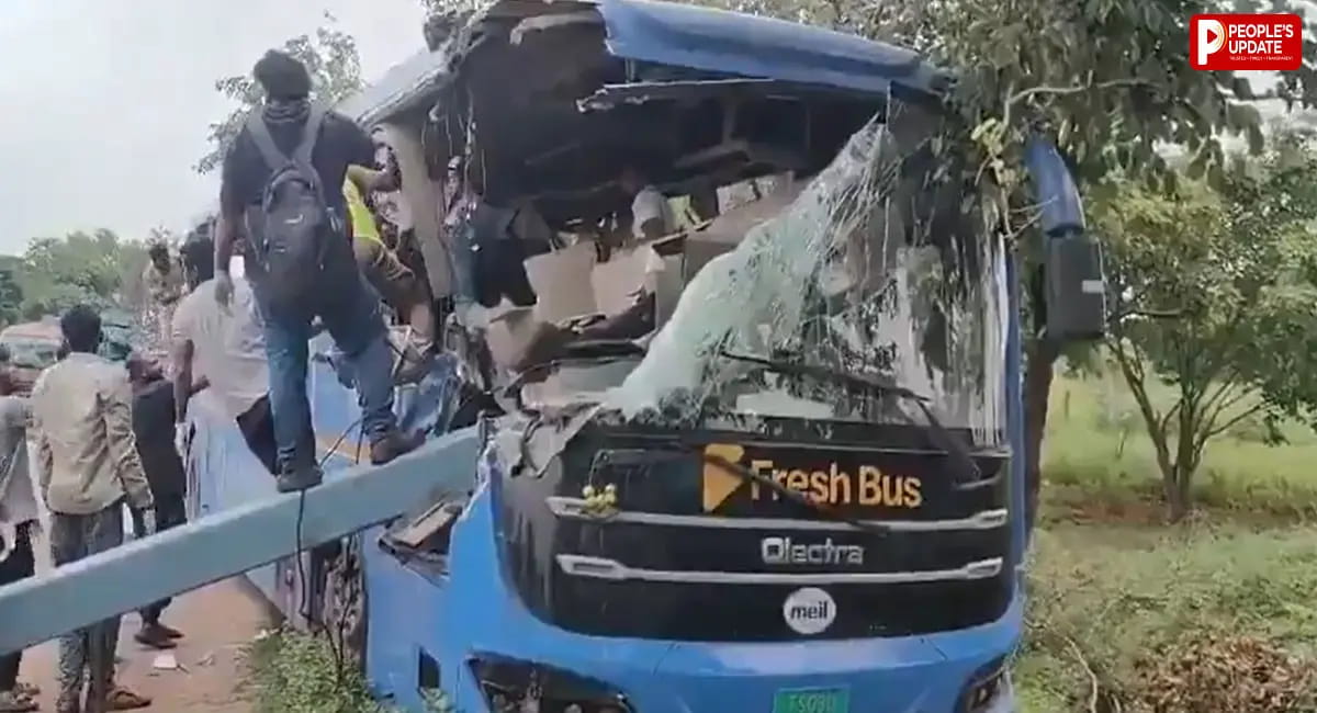 तेलंगाना में दर्दनाक सड़क हादसा: खड़े कंटेनर से टकराई बस, 6 की मौत और 20 घायल