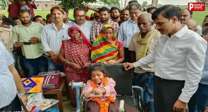 दिव्यांग बच्ची की पढ़ाई का हौसला देख पिघला अफसर का दिल, ट्राईसाइकिल लेकर खुद घर पहुंचे बलिया के DM