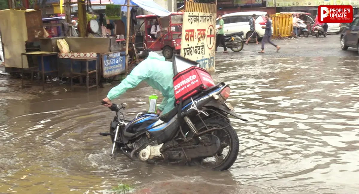 भोपाल के DIG चौराहे पर सड़क बनी तालाब, खुली नाली ने बढ़ाया खतरा; नाली में गिरते-गिरते बचा युवक
