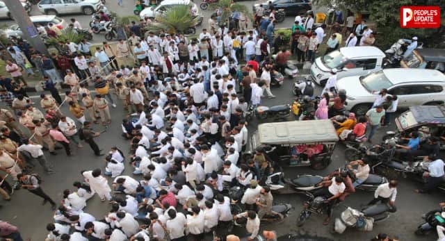 भोपाल समेत MP के सरकारी अस्पतालों में आज OPD बंद, रातभर सड़क पर डटे इंटर्न डॉक्टर; हमीदिया में पर्चे तक बनना हुआ मुश्किल