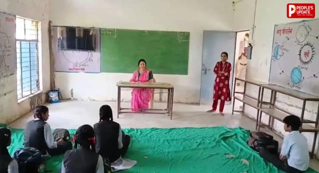 स्कूल में अचानक पहुंचीं SDM, बच्चों को पढ़ाने लगीं खुद! टेकापार में औचक निरीक्षण