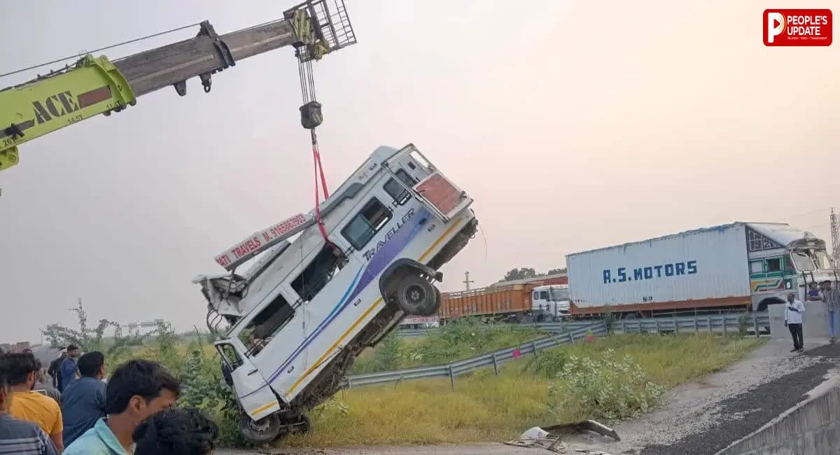 Kota Expressway Accident: कोटा में दिल्ली-मुंबई एक्सप्रेसवे पर भीषण हादसा, यात्रियों से भरी गाड़ी नाले में गिरी, 8 की मौत