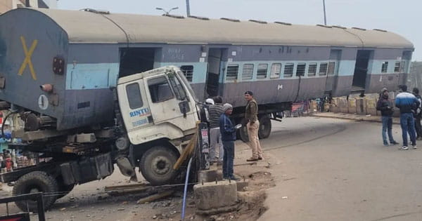 बिहार में ट्रेन बोगी ले जा रहा ट्रक दुर्घटनाग्रस्त, कोई हताहत नहीं