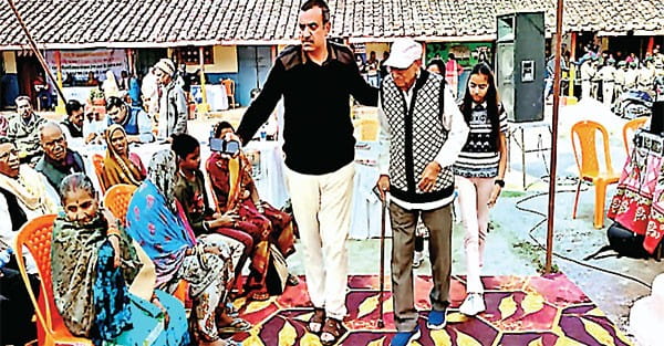 पीएम मोदी से प्रेरणा : डिंडोरी में बुजुर्गों को स्वास्थ्य, पेंशन सहित पांच गारंटी