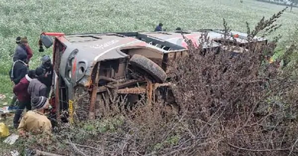 गुना में सड़क हादसा : बेकाबू होकर बस सड़क से उतरकर खेत में पलटी, 13 यात्री घायल