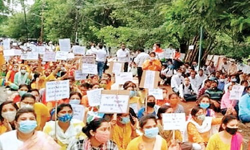 कोरोना काल में प्रदर्शन करने वाले 27 शिक्षकों की राजधानी पुलिस को तलाश, ढूंढने के लिए डीपीआई को लिखा पत्र