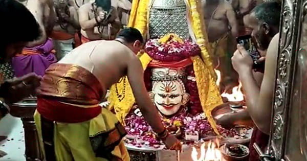 Makar Sankranti : भगवान महाकाल ने किया तिल के उबटन से स्नान, तिली से बने पकवानों का लगा भोग; नर्मदा के घाटों पर श्रद्धालुओं ने लगाई आस्था की डुबकी