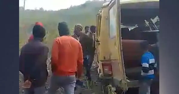 Sidhi News : बेकाबू होकर स्कूल वैन तीन बार पलटी खाकर खाई में गिरी, 10 बच्चे घायल; एक की हालत गंभीर, ड्राइवर मौके से फरार