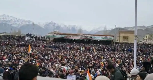 Ladakh Statehood Demand : लद्दाख को पूर्ण राज्य बनाने की मांग, कड़ाके की ठंड में सड़कों पर उतरे हजारों लोग... कर रहे प्रदर्शन