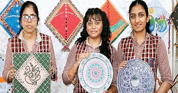 कच्छ के लिप्पन आर्ट को किया तैयार, रंगोली में उकेरी वीणा और जरी-गोटे से सजाईं पतंगें