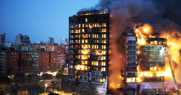 स्पेन में 14 मंजिला इमारत में लगी भीषण आग : जान बचाने के लिए बिल्डिंग से कूदे लोग, 4 की मौत; कई लापता