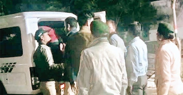वनकर्मियों ने जंगल में दबिश देकर पकड़े 10 शिकारी, ग्रामीणों के साथ हमला कर पांच को छुड़ा ले गया सरपंच