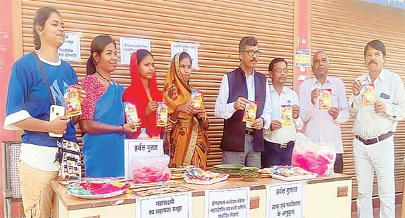 गांव में रिस्पॉन्स नहीं मिला, तो भोपाल आकर लगाया हर्बल गुलाल का स्टॉल, 5 दिन में 5 क्विंटल बिक गया