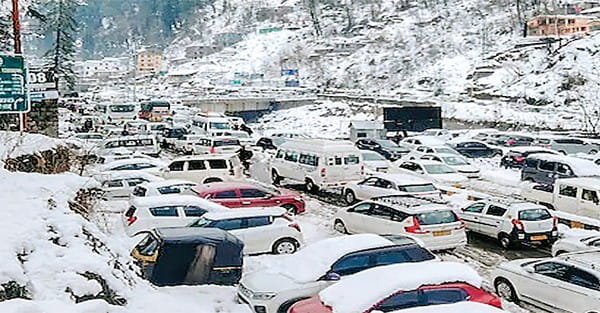 हिमाचल में हिमपात, तूफान, बारिश, 168 सड़कें बंद
