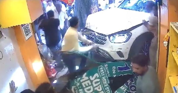 दिल्ली में तेज रफ्तार का कहर... फेमस कचौड़ी दुकान में जा घुसी Mercedes, 5 घायल; देखें CCTV फुटेज
