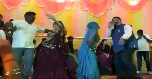 ग्वालियर में धार्मिक आयोजन में अश्लील डांस : लड़कियों के साथ ठुमके लगाते नजर आए सीएमओ और सफाई दरोगा; वायरल हुआ VIDEO